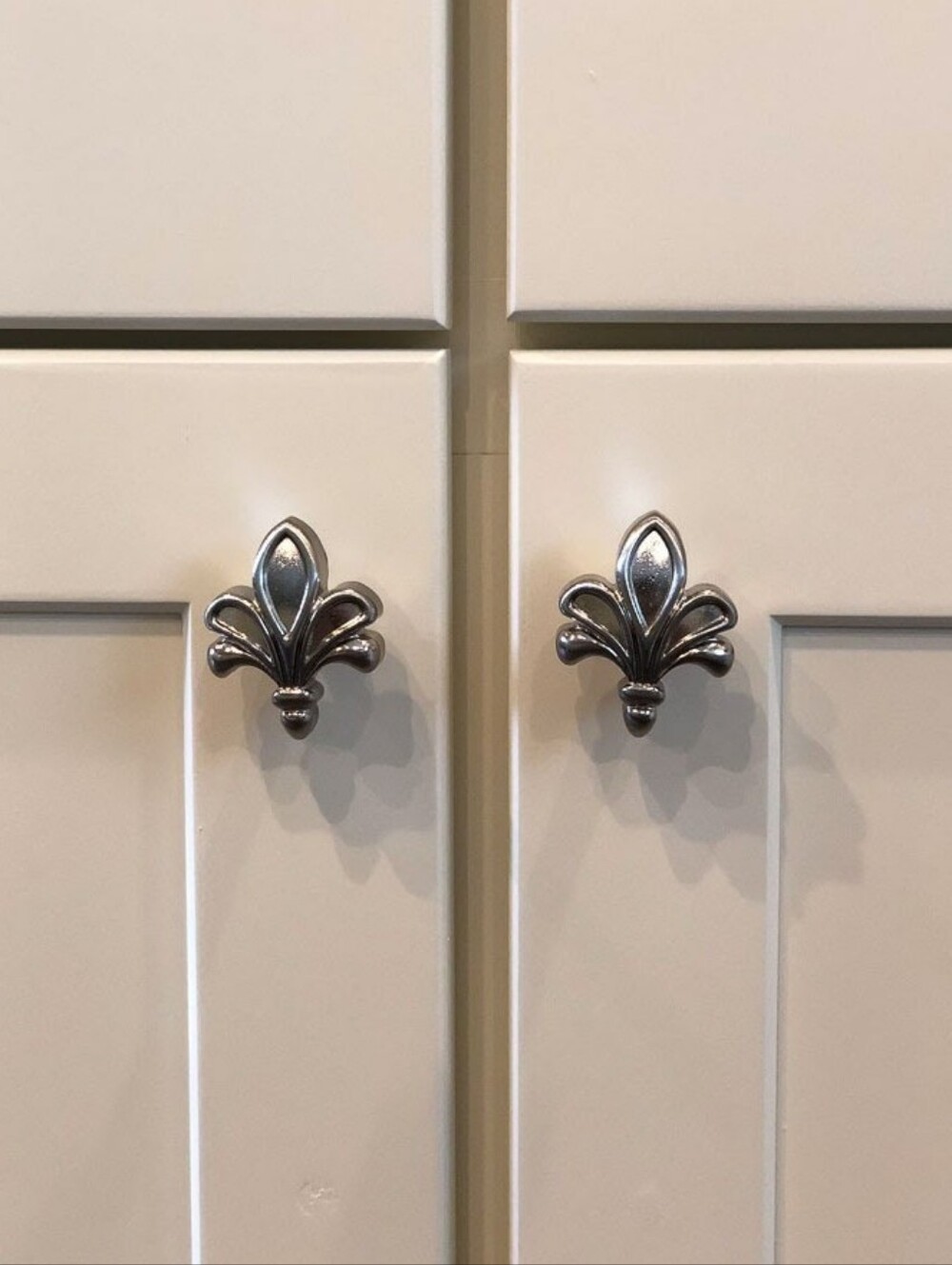💮3/$45💮 4 pcs Bronze Fleur de Lis Drawer Cabinet Pulls Knobs